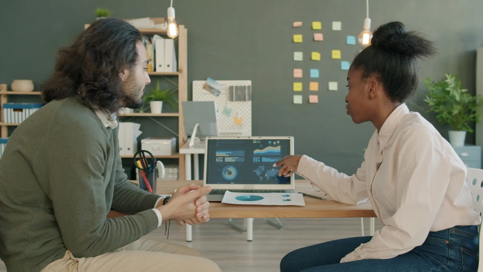 Founder comparing B2B and B2C app idea audiences before building