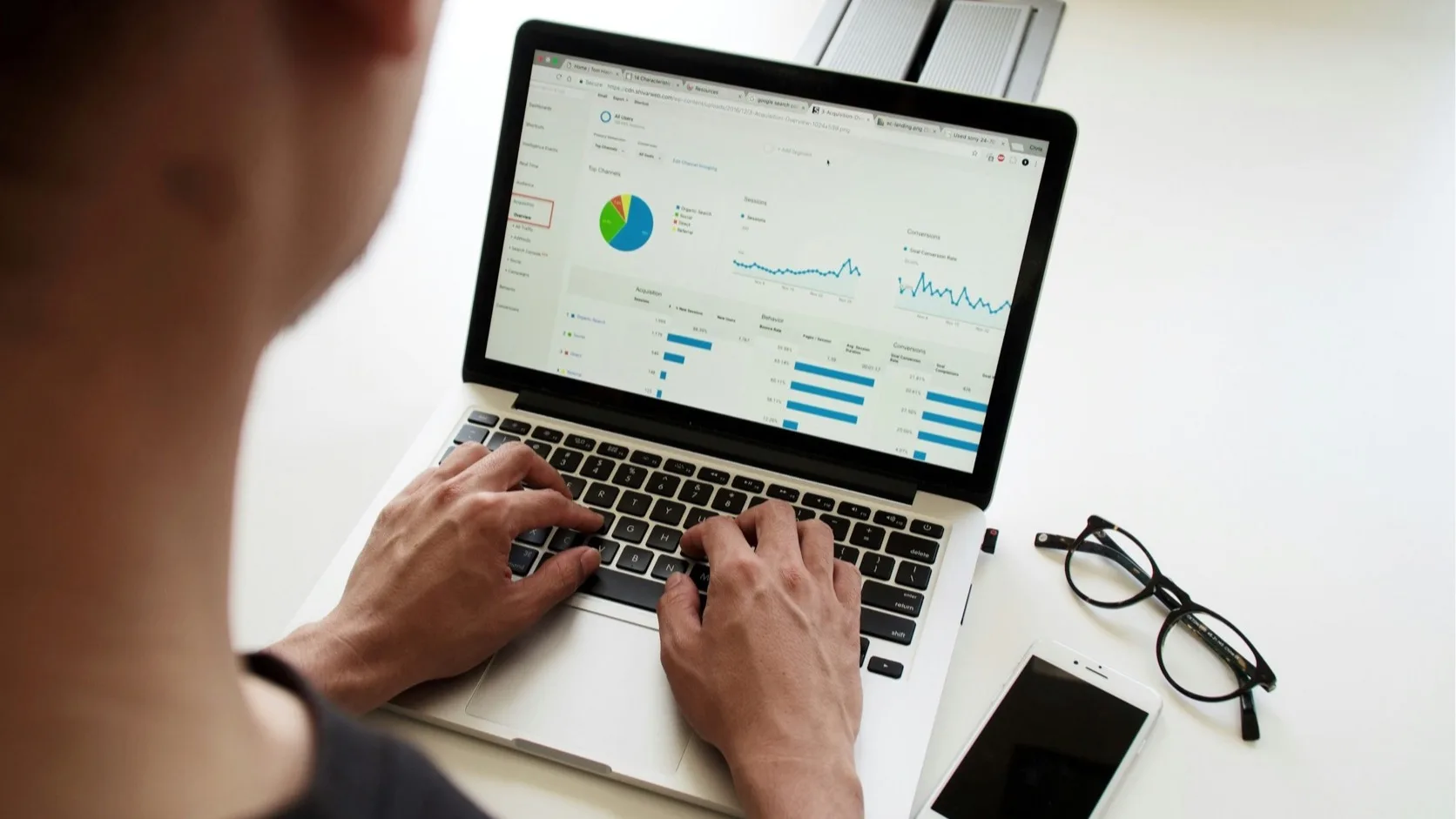 Founder estimating customer acquisition cost before launching an app