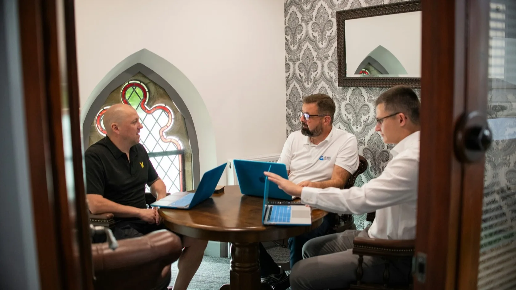 Founder mapping target customers and interview evidence during customer discovery