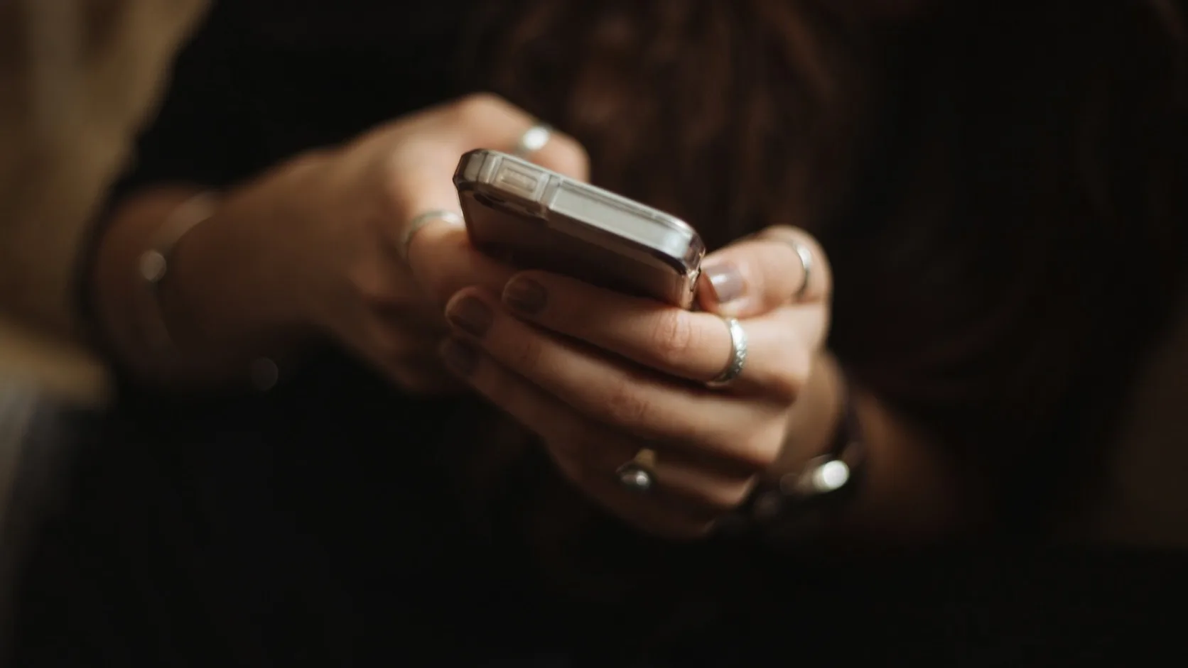 A phone showing a thoughtful text before a first date