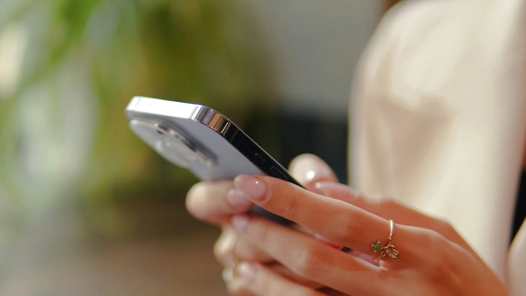A dating app message being rewritten into a better reply